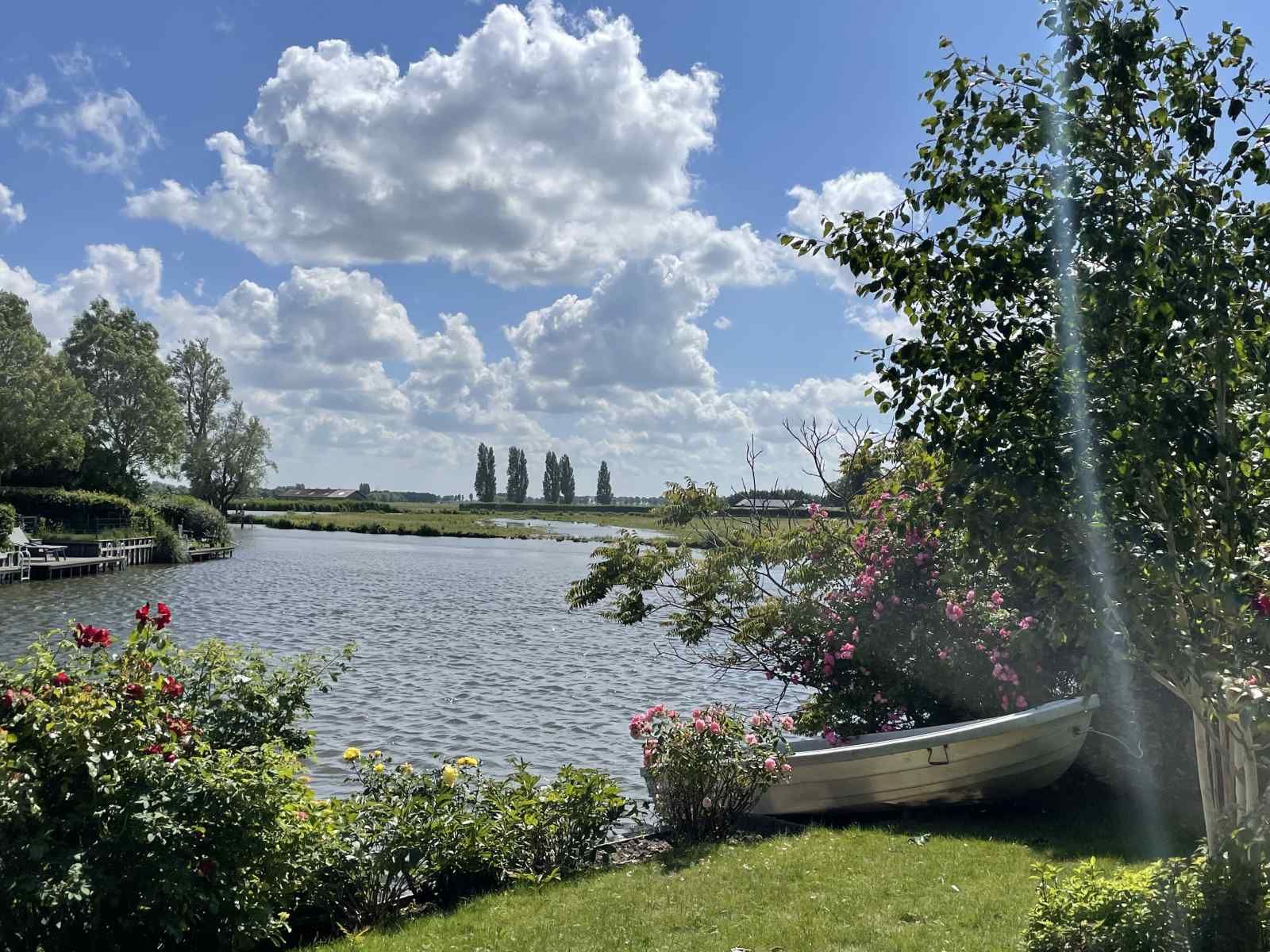 Komfortables Schlafzimmer im Ferienhaus NH251, Medemblik, Nordholland mit Blick auf die Natur.