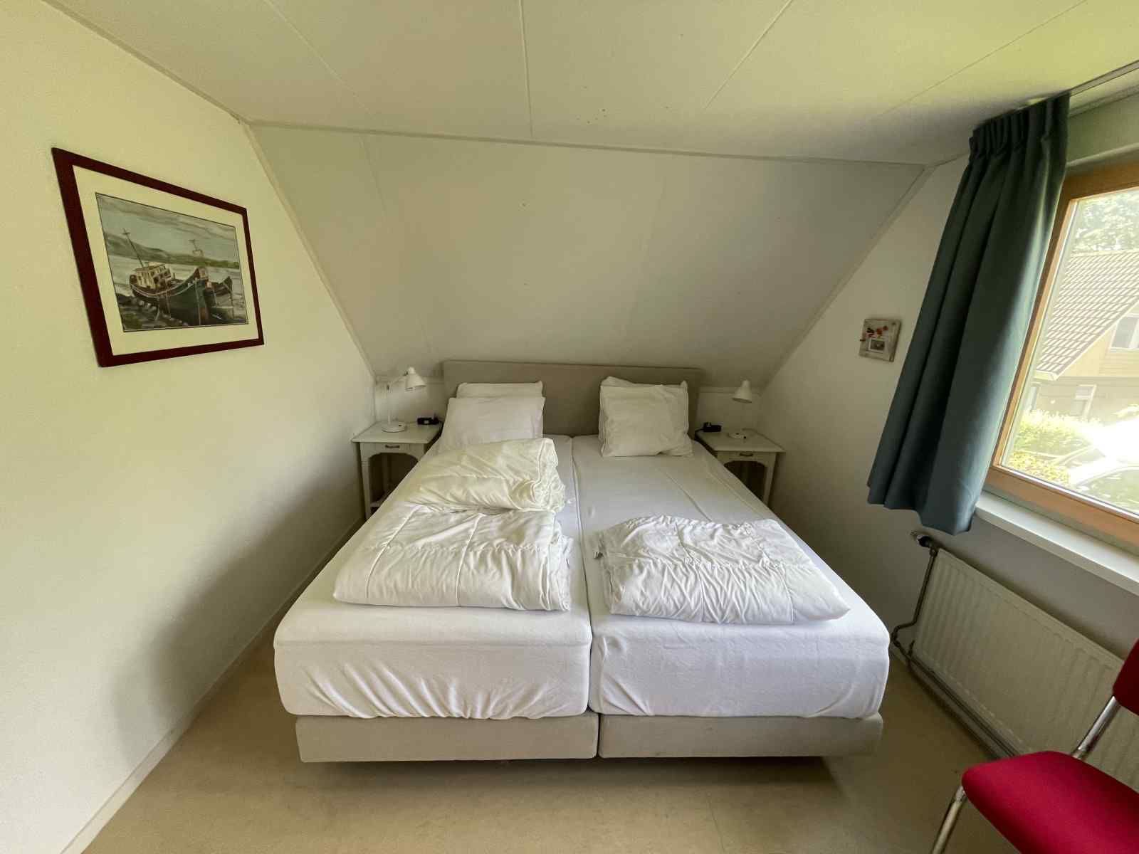 Zweites Schlafzimmer mit zwei Betten im Ferienhaus NH251, Medemblik, Nordholland fuer zusaetzliche Gaeste.