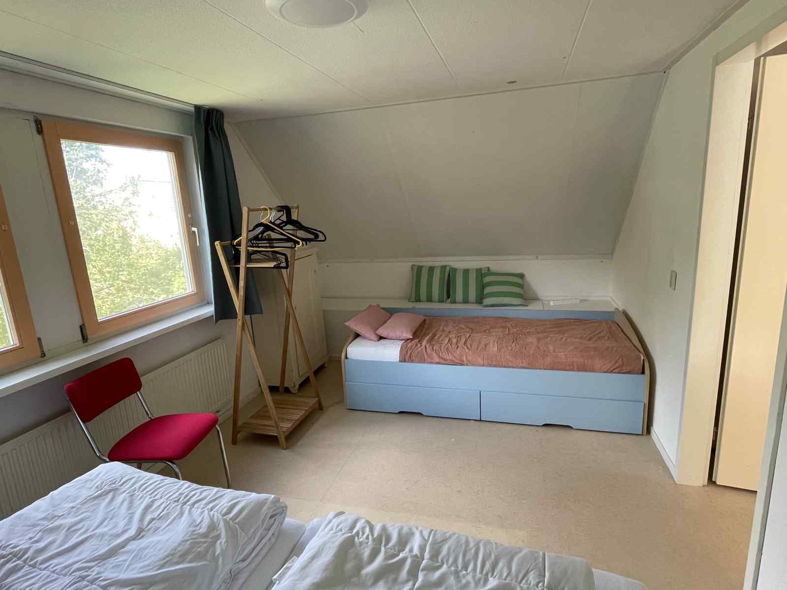 Schoene Aussicht auf das Wasser im Ferienhaus NH251, Medemblik, Nordholland, umgeben von Natur.