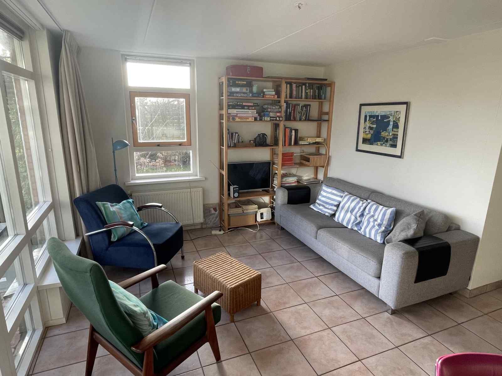 Moderne Kueche im Ferienhaus NH251, Medemblik, Nordholland mit viel Stauraum.