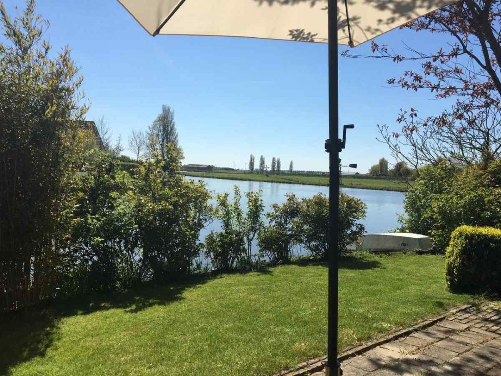 Stilvolles Badezimmer im Ferienhaus NH251, Medemblik, Nordholland mit modernen Annehmlichkeiten.