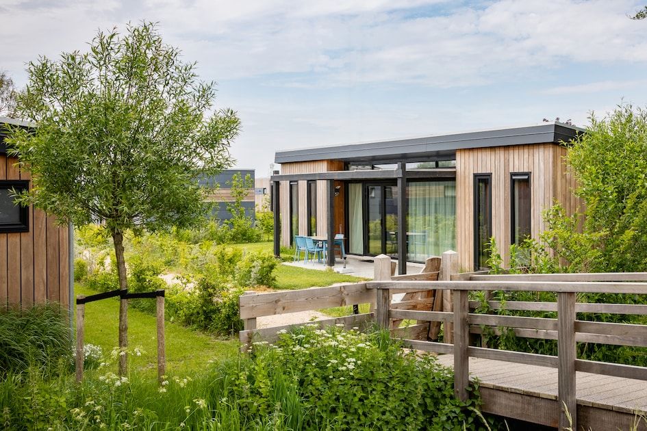 Lodge 4C in Wijdenes, Nordholland, bietet ein ruhiges Ferienerlebnis mit einer schoenen Terrasse und gruener Umgebung an der IJsselmeerkueste.