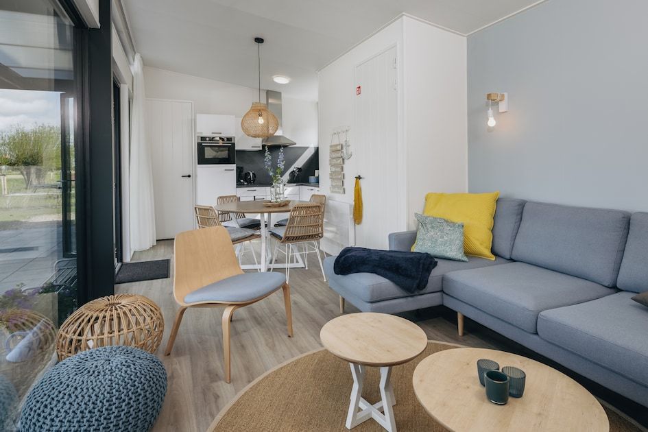 Geniessen Sie das helle Interieur von Lodge 4C in Wijdenes, einem Ferienhaus an der IJsselmeerkueste mit Blick auf die nordhollaendische Landschaft.