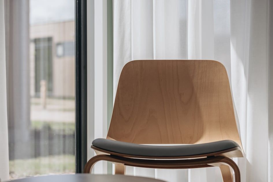 Stilvolle Wandleuchte in Lodge 4C, einem Ferienhaus in Wijdenes, IJsselmeerkueste, Nordholland, mit moderner Inneneinrichtung.