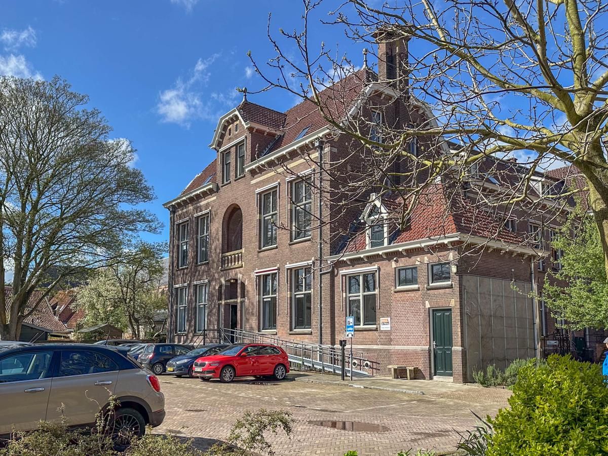 Groot Weeshuis vakantiehuis in Enkhuizen, Noord-Holland, met historische gevel en zonnige omgeving aan de IJsselmeerkust.