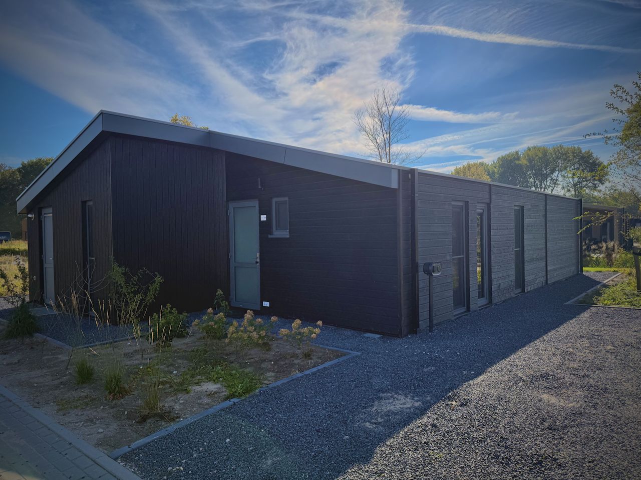 Detached house in Enkhuizen with a modern look, located on the IJsselmeer coast in North Holland. Enjoy peace and nature in this vacation home.