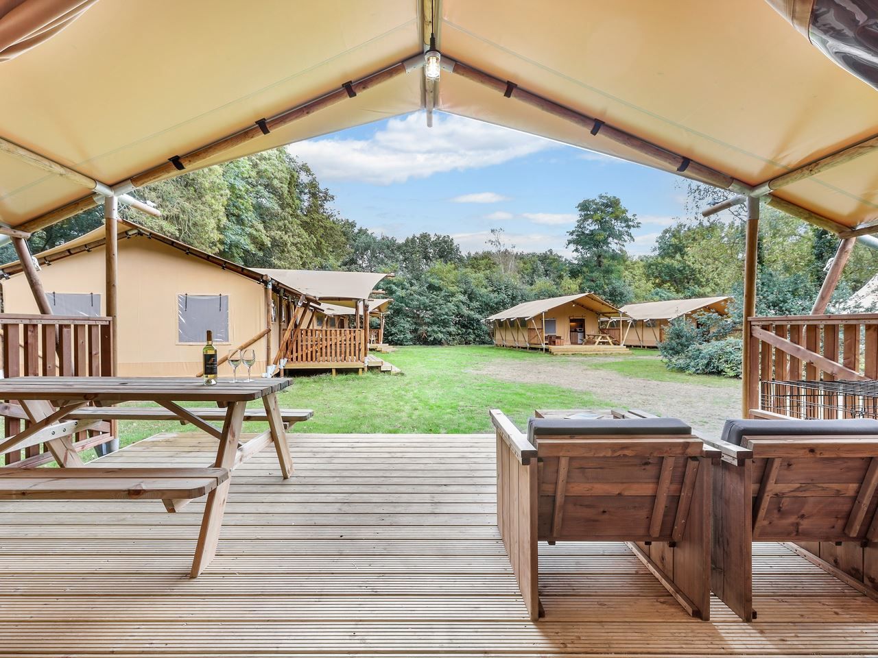 Esstisch und Etagenbetten im Safarizelt 2-4ST, Huizen, ideal fuer einen komfortablen Aufenthalt an der IJsselmeerkueste.