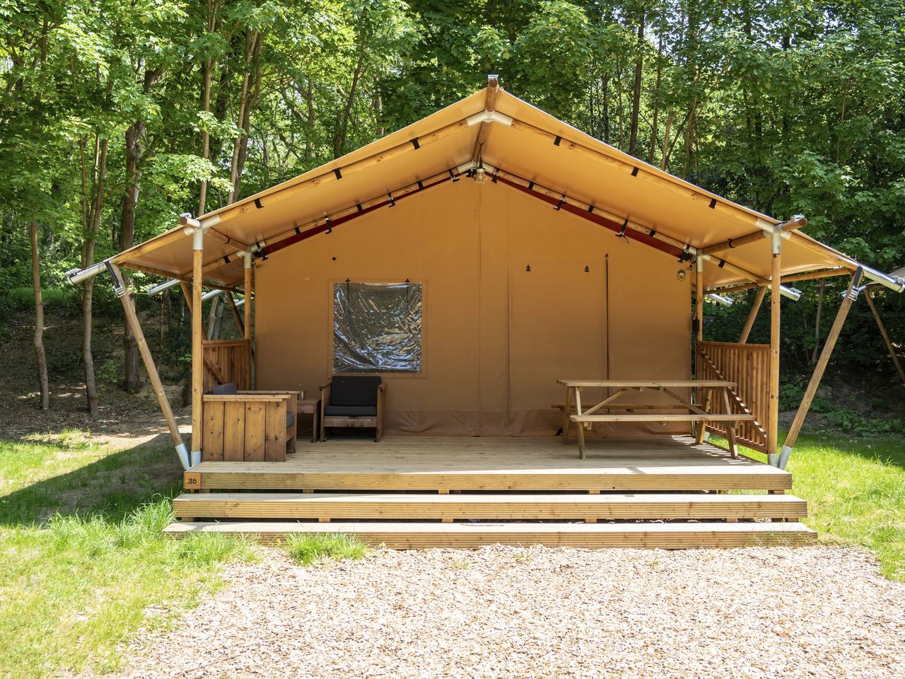 Innenbereich des Safarizeltes 2-4ST in Huizen mit Blick auf die Veranda, ideal fuer ein Glamping-Erlebnis an der IJsselmeerkueste.