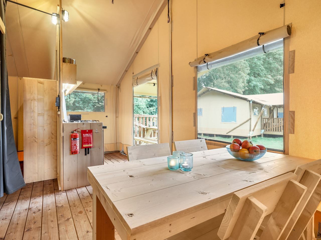 Moderne Kueche im 2-4-Bett-Safarizelt 2-4ST, Huizen, mit allen Annehmlichkeiten fuer einen sorglosen Aufenthalt an der IJsselmeerkueste.