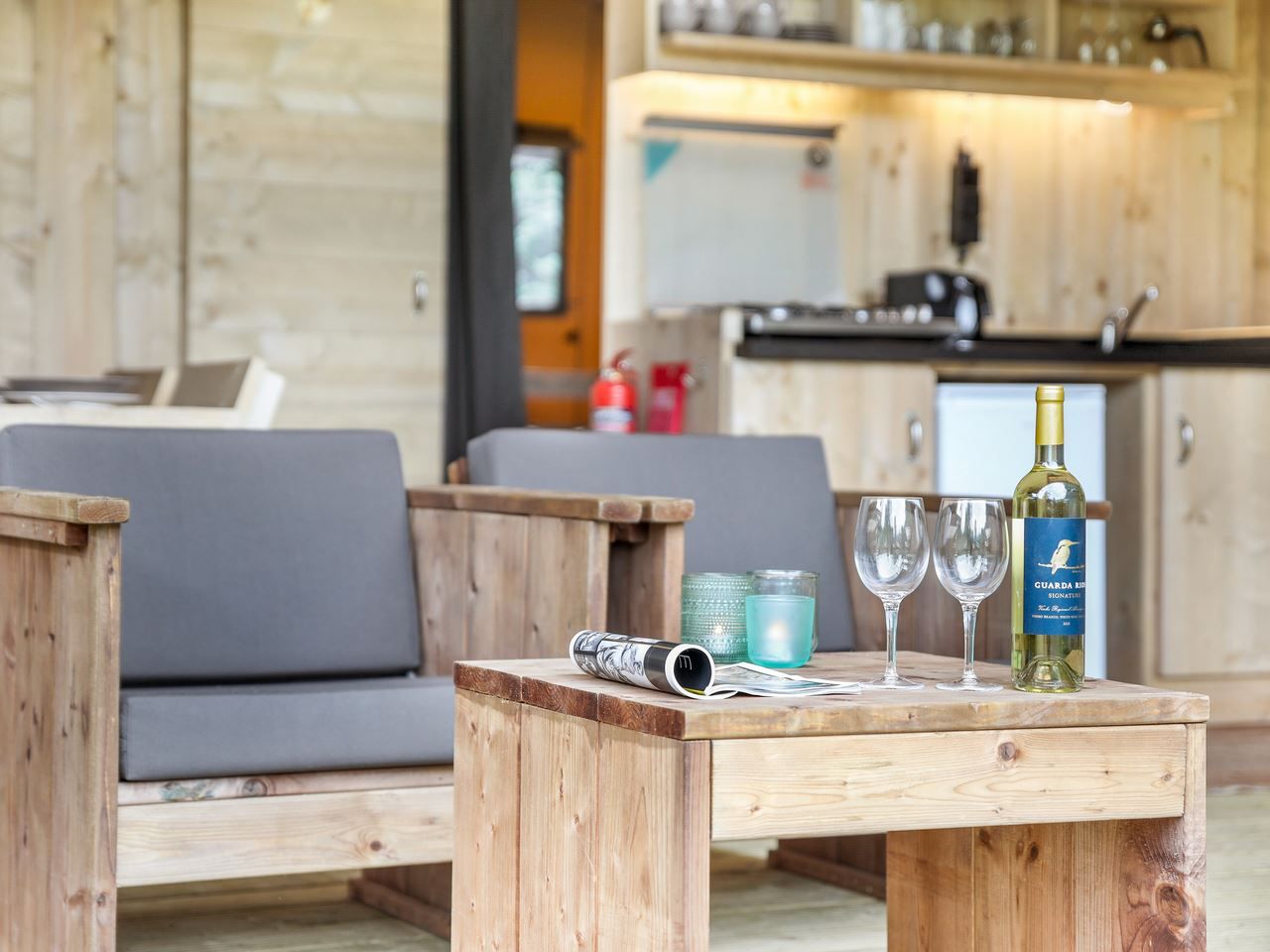 Holzkueche mit Kuehlschrank und Kochfeld im Safarizelt 2-4ST, Haeuser, perfekt fuer einen entspannten Urlaub.