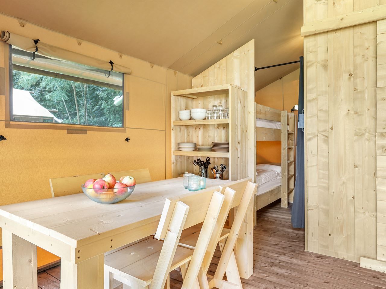 Geraeumige Veranda des Safarizeltes 2-4ST in Huizen, ideal zum Essen im Freien und Entspannen an der IJsselmeerkueste.