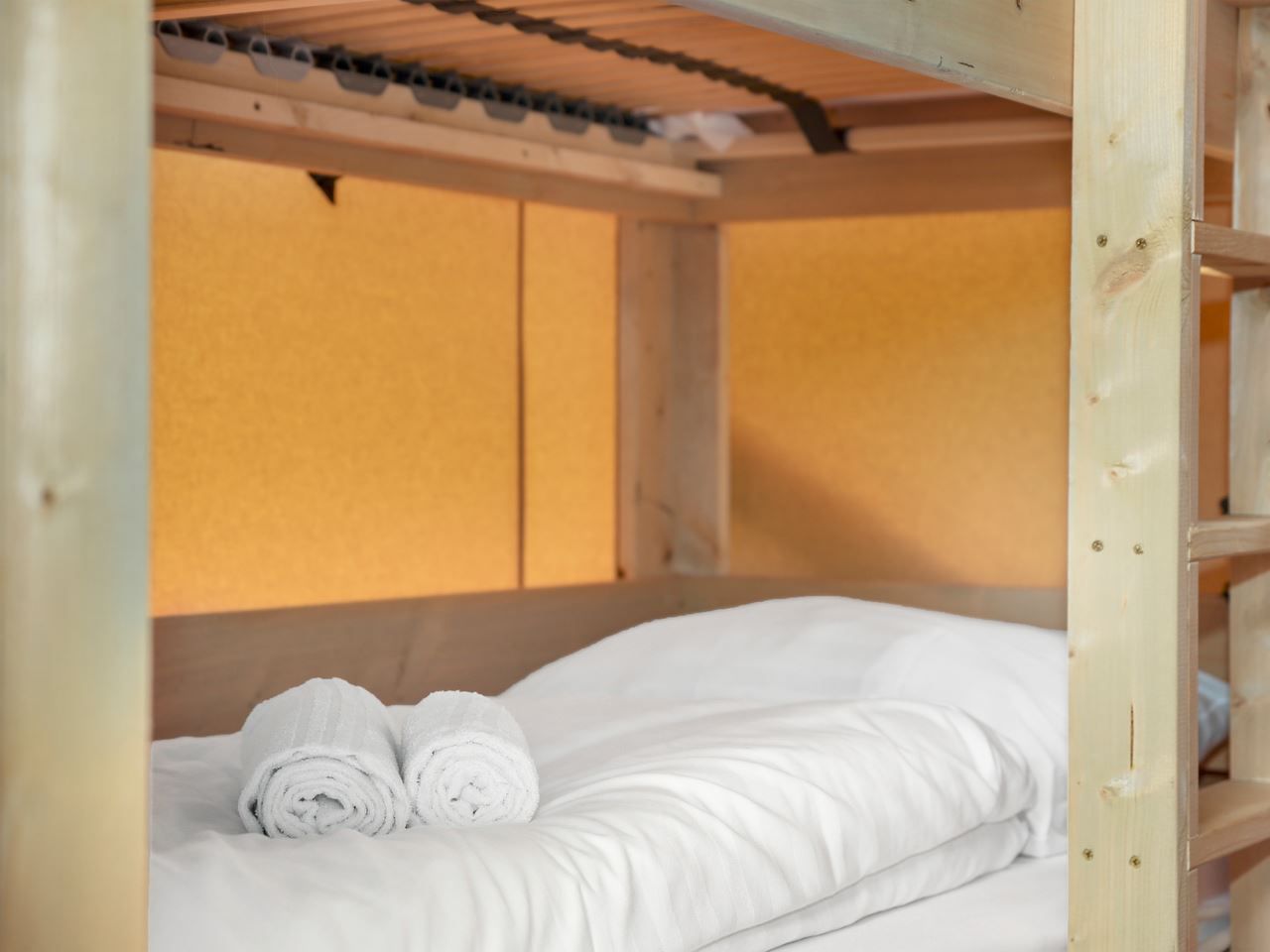 Gemuetliche Sitzecke auf der Veranda des Safarizeltes 2-4ST in Huizen, ideal fuer einen entspannten Urlaub an der IJsselmeerkueste.