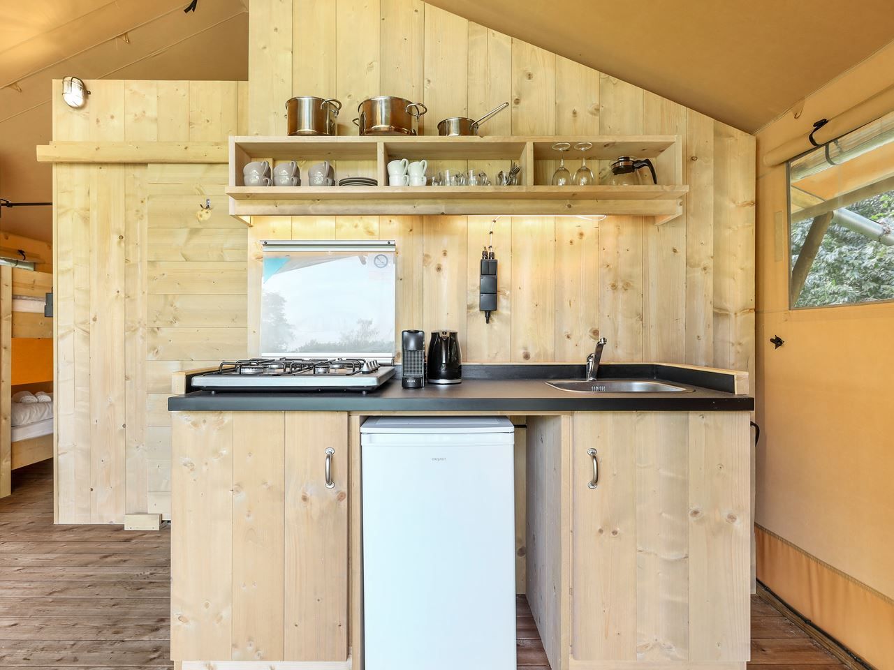 Gemuetliches Schlafzimmer im Safarizelt 2-4ST, Huizen, mit bequemen Betten fuer eine gute Nachtruhe an der IJsselmeerkueste.