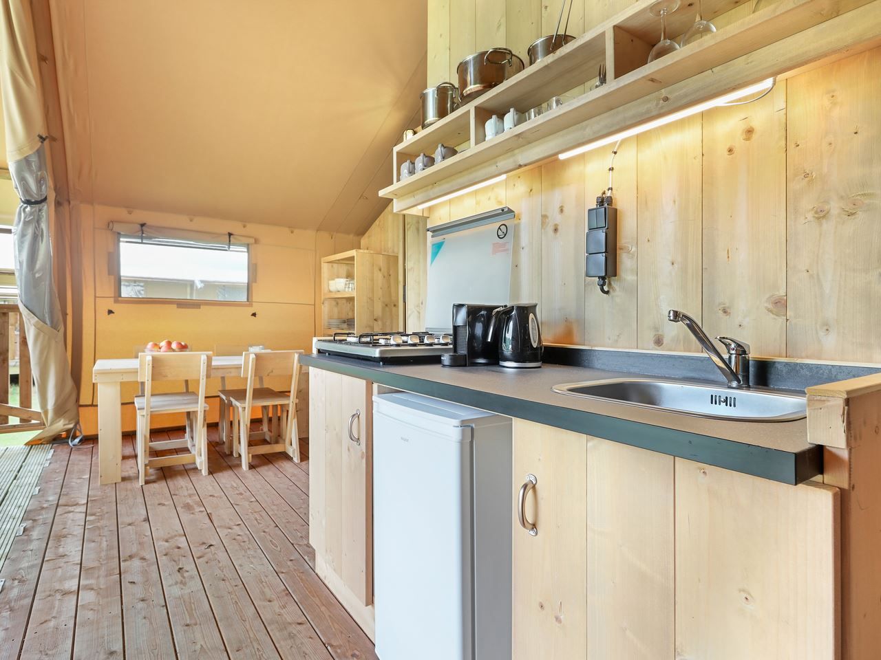 Zweites Schlafzimmer im Safarizelt 2-4ST, Haeuser, mit getrennten Betten und Stauraum, ideal fuer Familienurlaub.