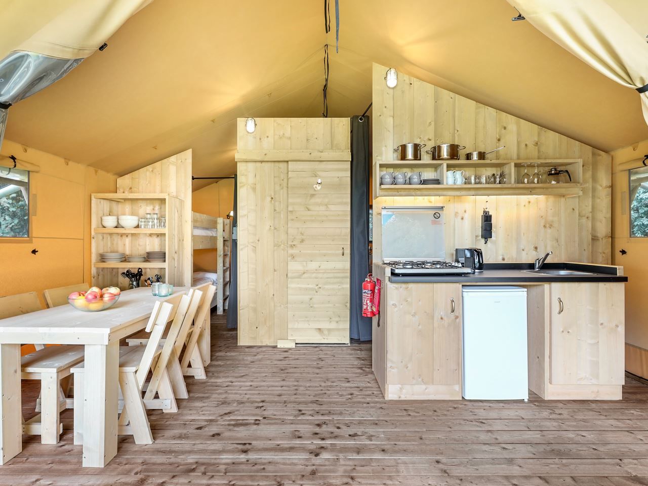 Stilvolles Badezimmer mit Dusche im Safarizelt 2-4ST, Huizen, perfekt fuer einen entspannten Urlaub an der IJsselmeerkueste.