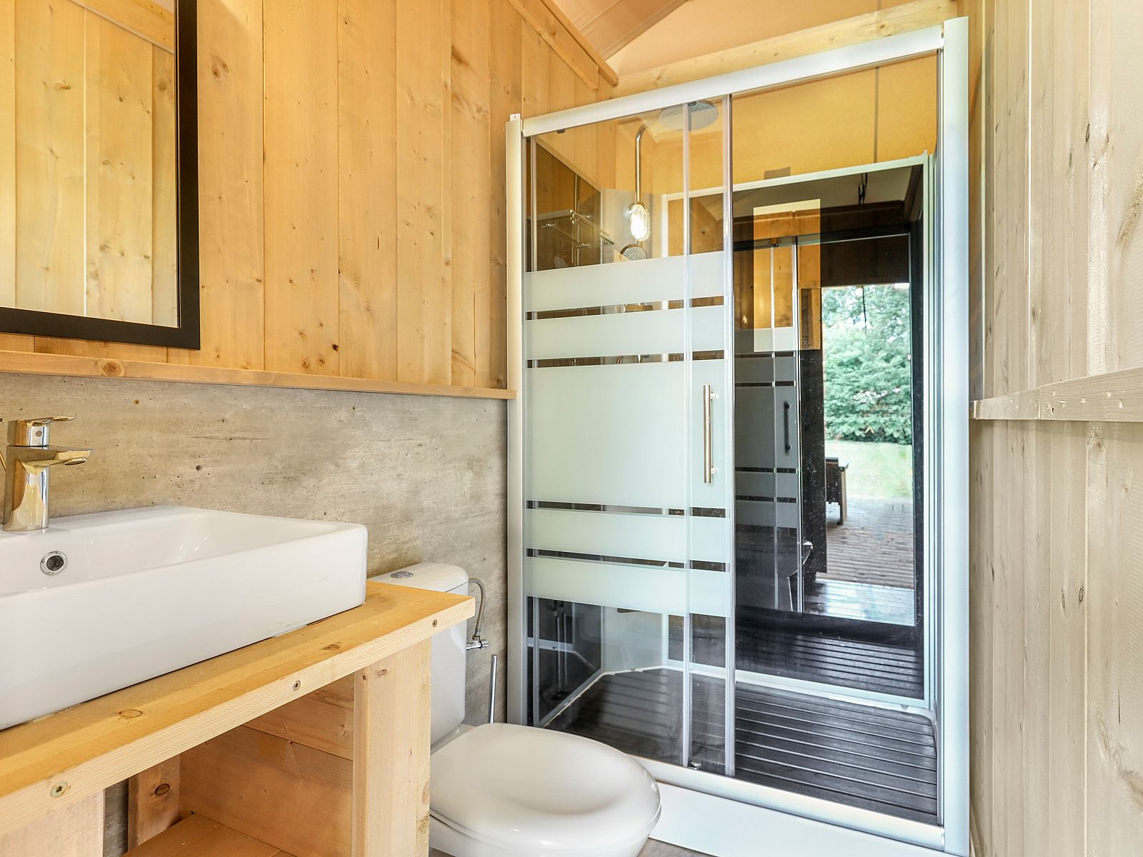 2-4-Bett-Safarizelt 2-4ST in Huizen, umgeben von gruener Natur, ideal fuer ein Glamping-Erlebnis an der IJsselmeerkueste.