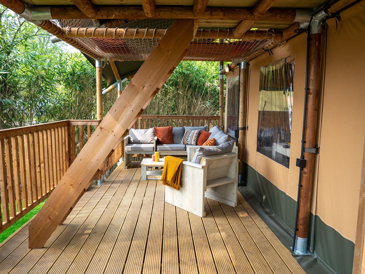 Keuken van safaritent 6-8ST in Huizen, met uitzicht op terras en groene omgeving.