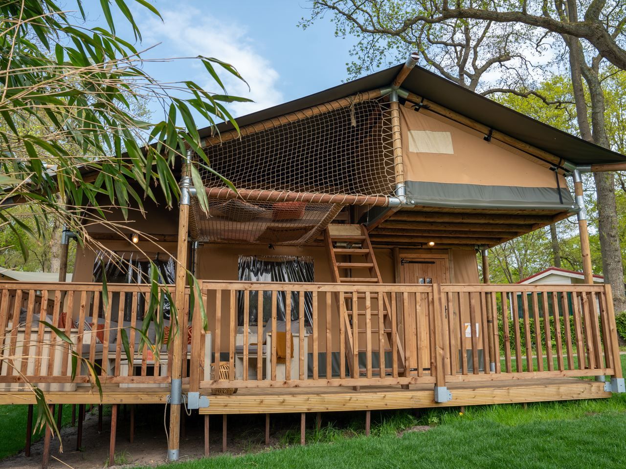 Moderne badkamer in safaritent 6-8ST in Huizen, Noord-Holland, met houten afwerking.