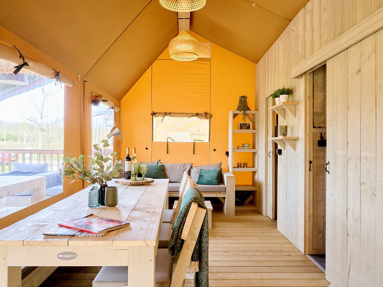 Slaapzolder van safaritent 6-8ST in Huizen, met tweepersoonsbed en trap.