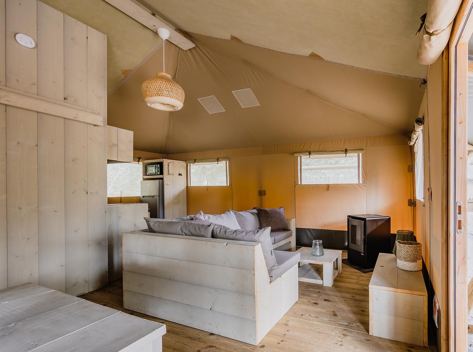 Verblijf 461620 - Tenthuis IJsselmeerkust - De Stille Heide | 6 Pers. | Kachel & Hottub