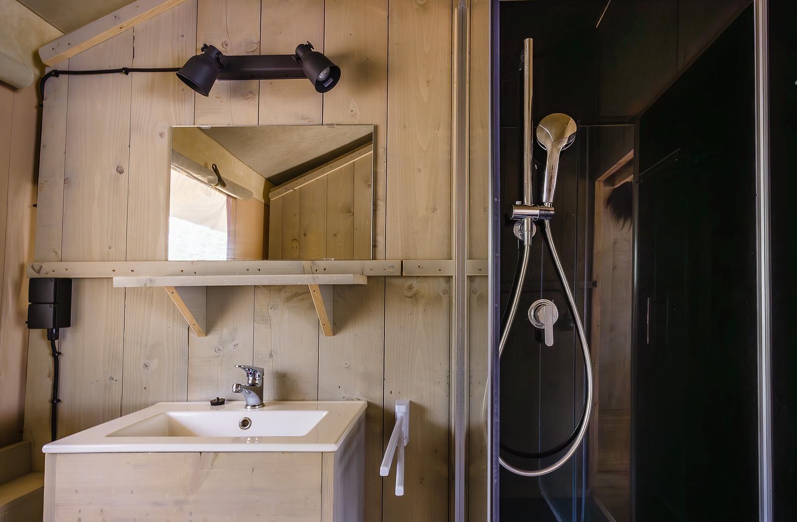 Verblijf 461622 - Tenthuis IJsselmeerkust - De Bosvilla | 8 Pers. | Kachel