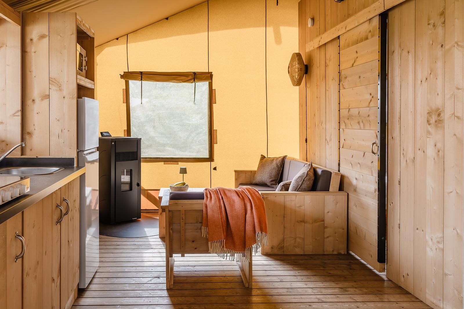 Verblijf 461625 - Tenthuis IJsselmeerkust - De Heide Tent | 6 Pers. | Kachel