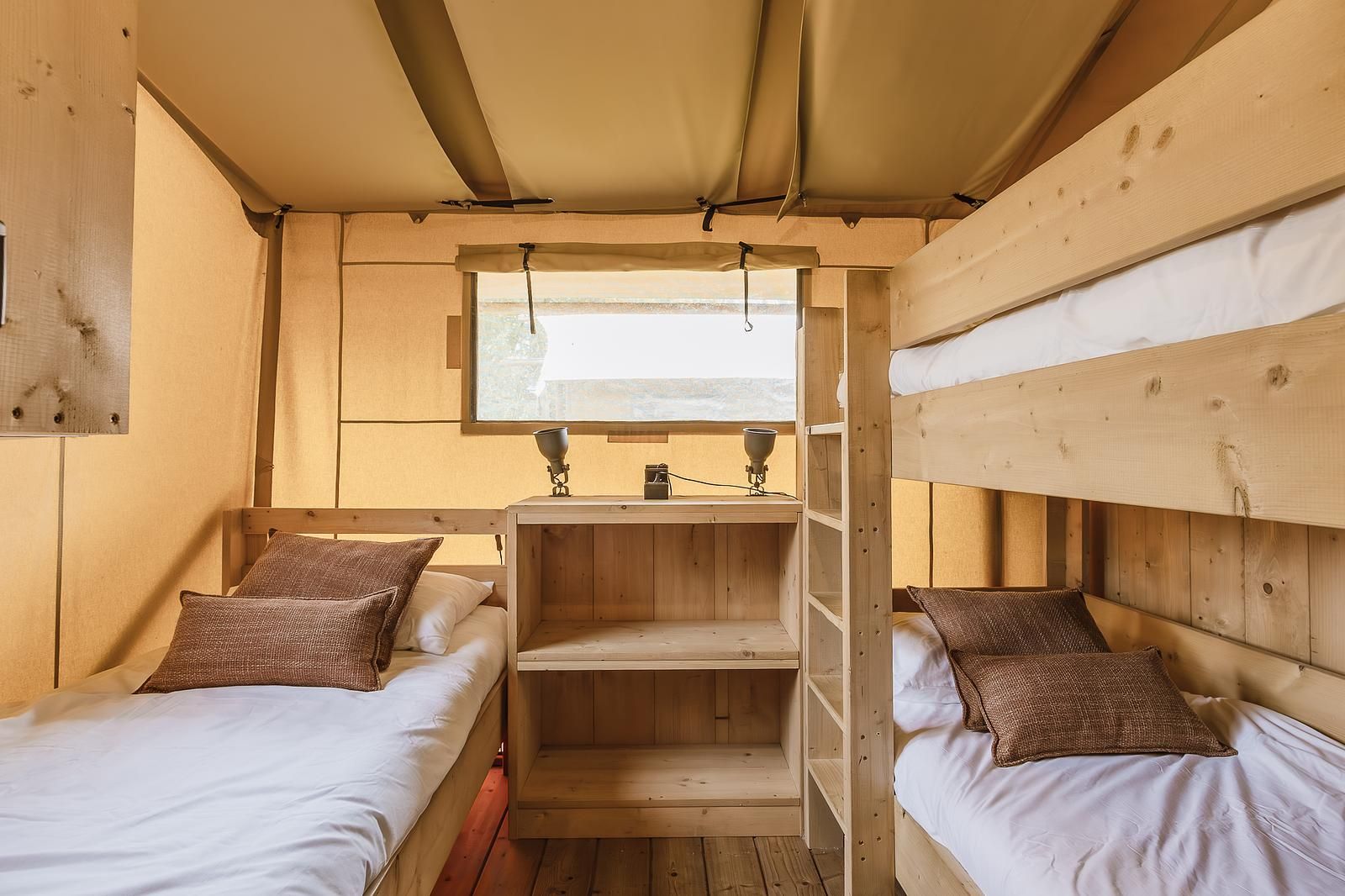 Verblijf 461626 - Tenthuis IJsselmeerkust - De Bos Tent | 5 Pers. | Kachel