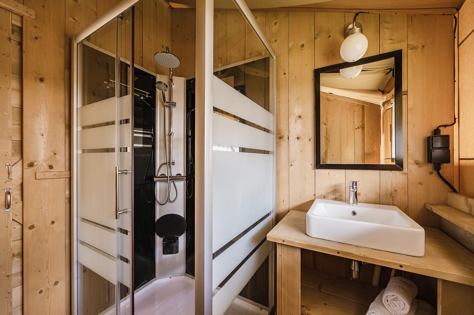 Verblijf 461628 - Tenthuis IJsselmeerkust - De Bos Escape | 5 Pers. | Kachel & Hottub