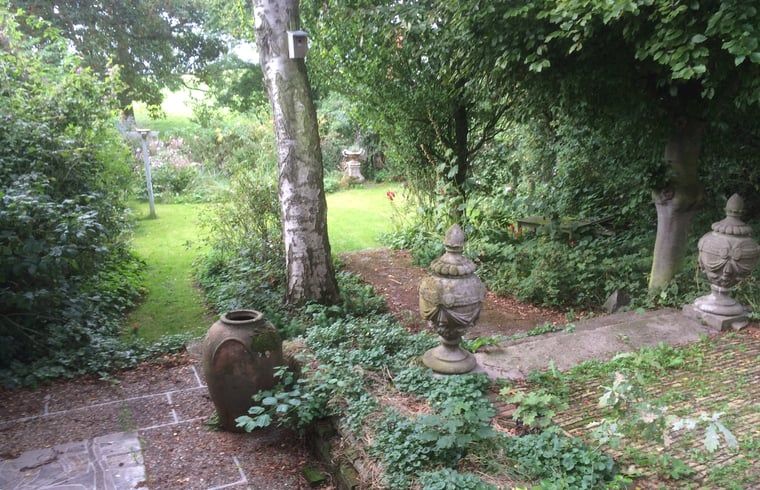Rustieke tuinpad bij Vakantiehuis in Edam, omgeven door natuur in Noord-Holland.
