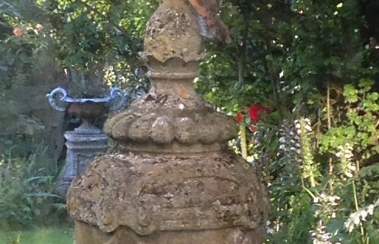 Oude stenen ornamenten in de tuin van Vakantiehuis in Edam, Noord-Holland.