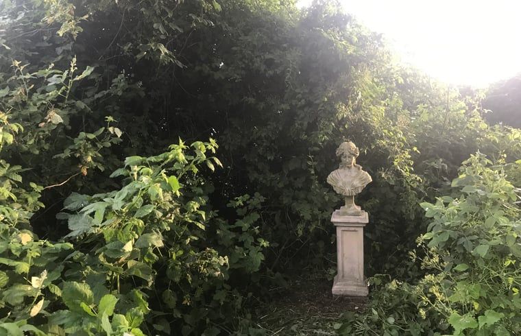 Klassiek beeld in de tuin van Vakantiehuis in Edam, een cultuurhistorisch verblijf in Noord-Holland.