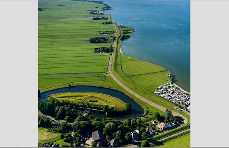 Luchtfoto van omgeving Vakantiehuis in Edam, gelegen aan de IJsselmeerkust in Noord-Holland.