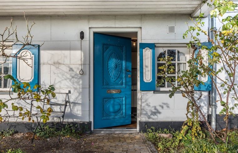 Blauwe voordeur van Vakantiehuis in Edam, uitnodigend vakantieverblijf in Noord-Holland.