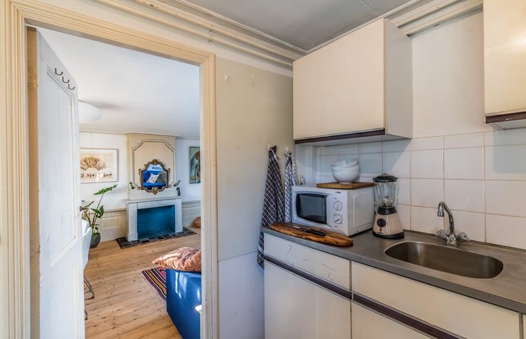 Keuken met moderne voorzieningen in Vakantiehuis in Edam, praktisch verblijf aan de IJsselmeerkust.