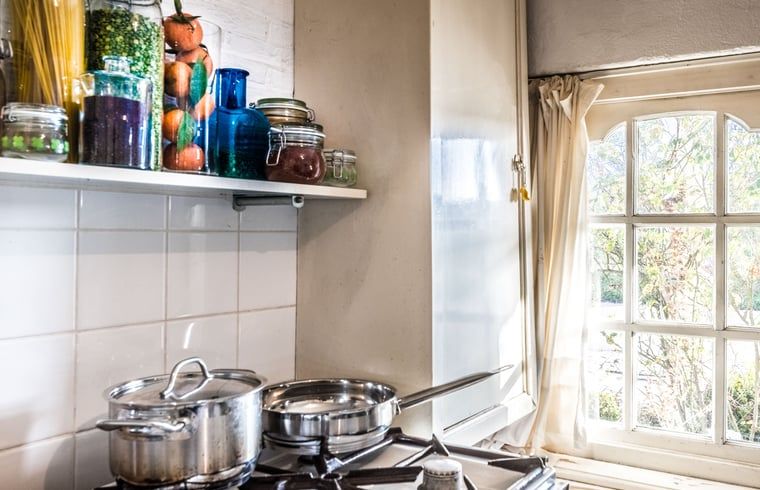 Keukenraam met uitzicht in Vakantiehuis in Edam, licht en ruim verblijf in Noord-Holland.