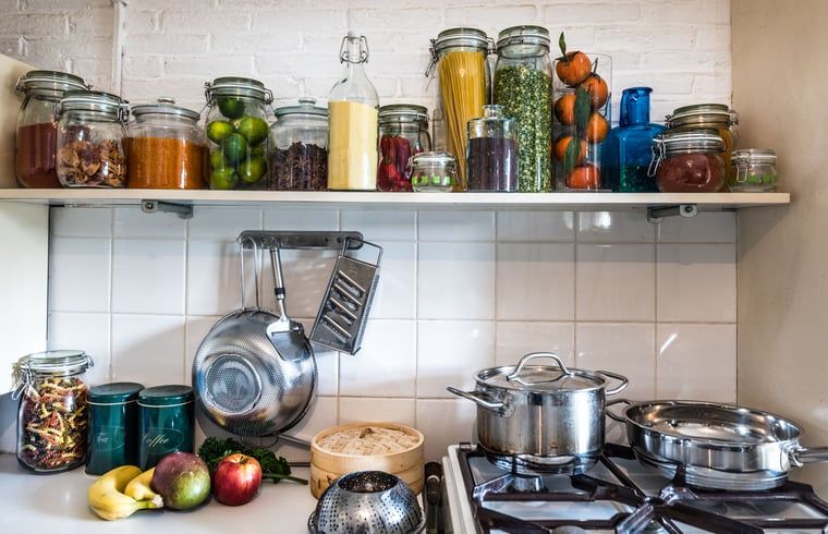 Voorraadpotten en fornuis in Vakantiehuis in Edam, culinaire mogelijkheden aan de IJsselmeerkust.