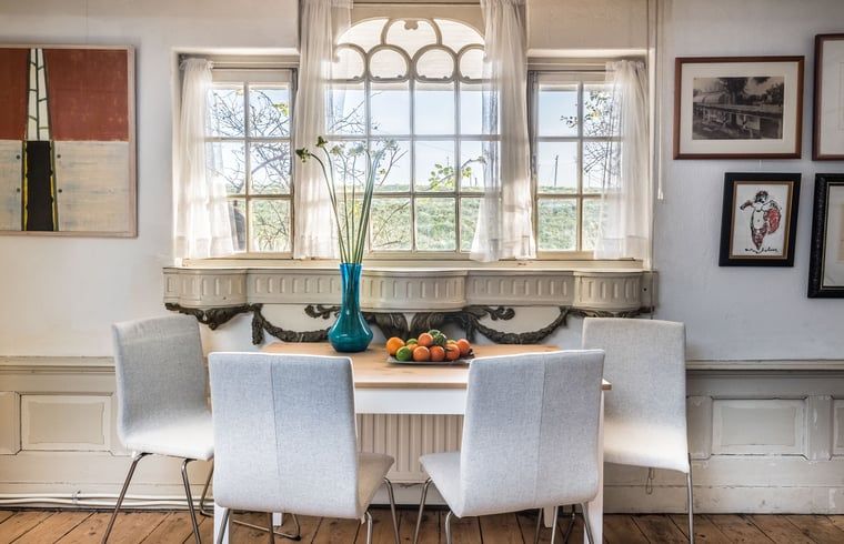 Eethoek met uitzicht in Vakantiehuis in Edam, gezellig verblijf in Noord-Holland.