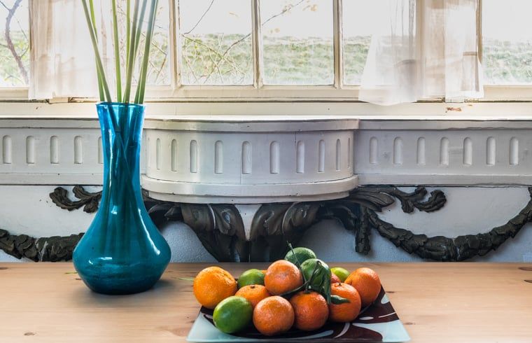 Sfeervol gedekte tafel in Vakantiehuis in Edam, uitnodigend verblijf aan de IJsselmeerkust.