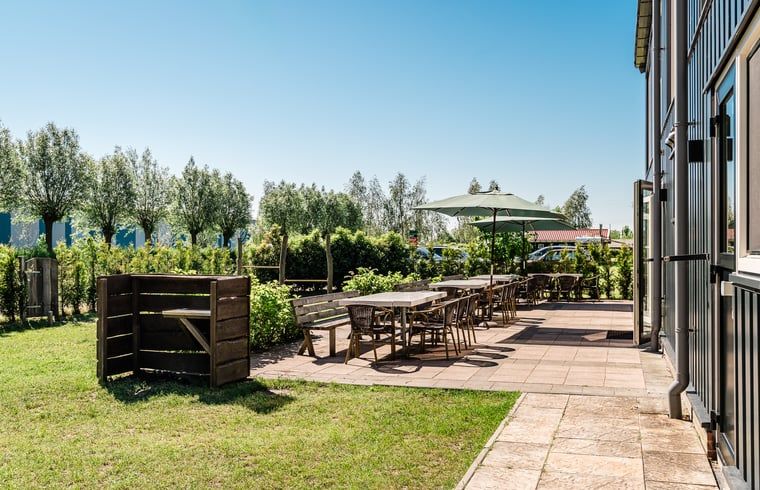 Aussenterrasse am Ferienhaus in Bovenkarspel, ideal fuer Sommerabende, an der IJsselmeerkueste gelegen.