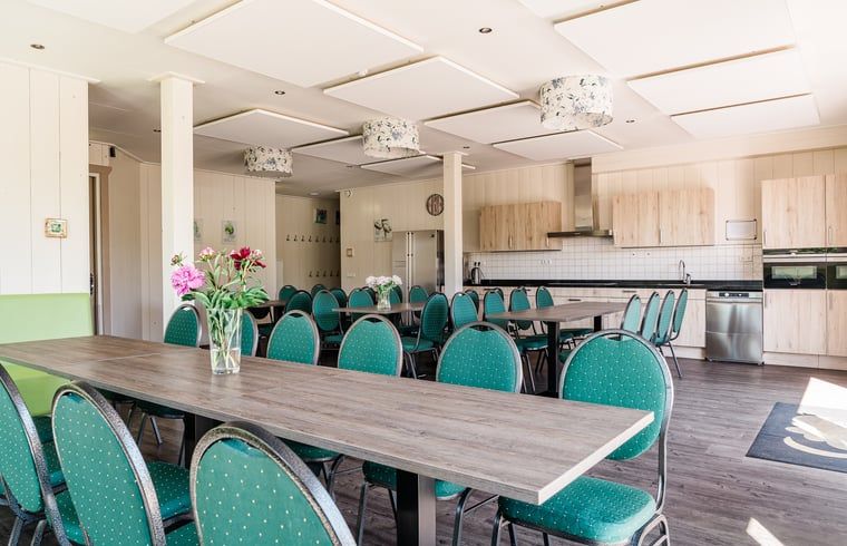 Moderne Kueche im Ferienhaus in Bovenkarspel, ideal fuer Gruppenessen, IJsselmeerkueste Nordholland.