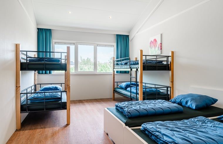 Heller Schlafsaal mit Etagenbetten im Ferienhaus in Bovenkarspel, ideal fuer Familien, Nordholland.