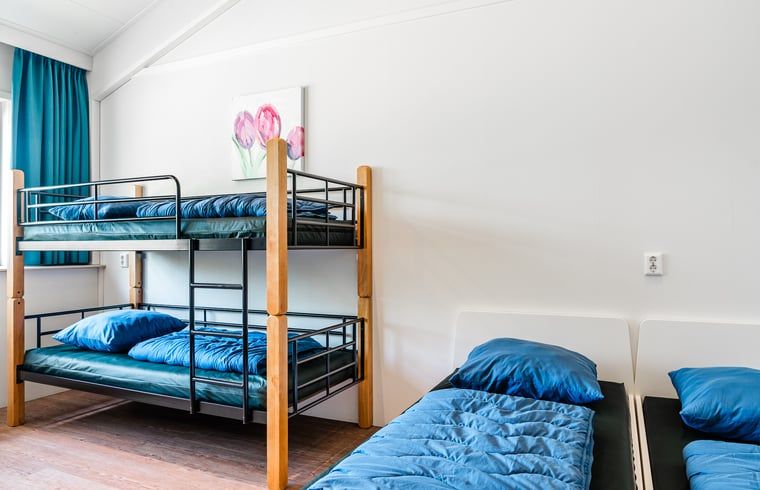 Geraeumiges Zimmer mit Etagenbett im Ferienhaus in Bovenkarspel, ideal fuer Kinder, IJsselmeerkueste.