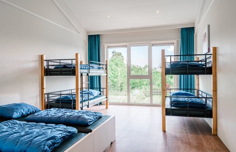 Schlafzimmer mit Gartenblick im Ferienhaus in Bovenkarspel, IJsselmeerkueste Nordholland.