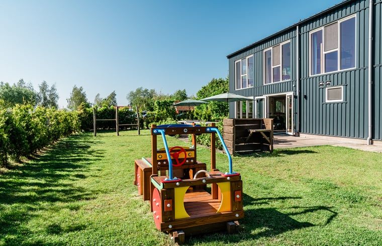 Terrasse mit Sonnenschirmen im Ferienhaus in Bovenkarspel, ideal zum Entspannen, IJsselmeerkueste von Nordholland.