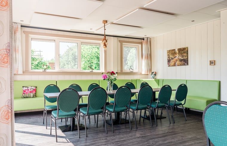 Geraeumiges Esszimmer im Ferienhaus in Bovenkarspel, ideal fuer Gruppen, Nordhollands IJsselmeerkueste.
