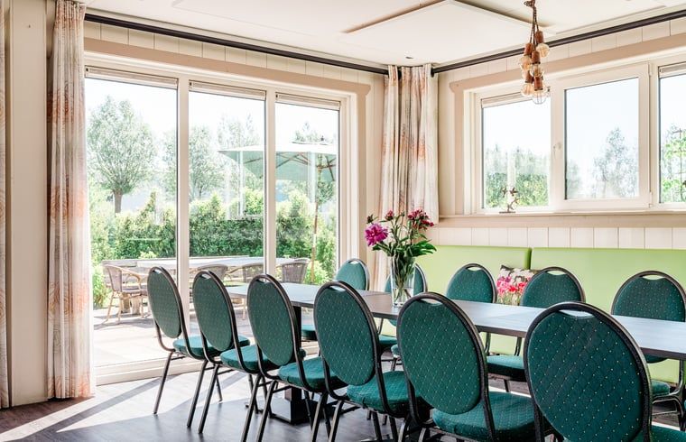 Moderne Kueche mit grossem Kuehlschrank im Ferienhaus in Bovenkarspel, IJsselmeerkueste Nordholland.