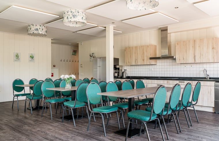 Helles Wohnzimmer mit grossen Fenstern im Ferienhaus in Bovenkarspel, Naturblick, Nordholland.