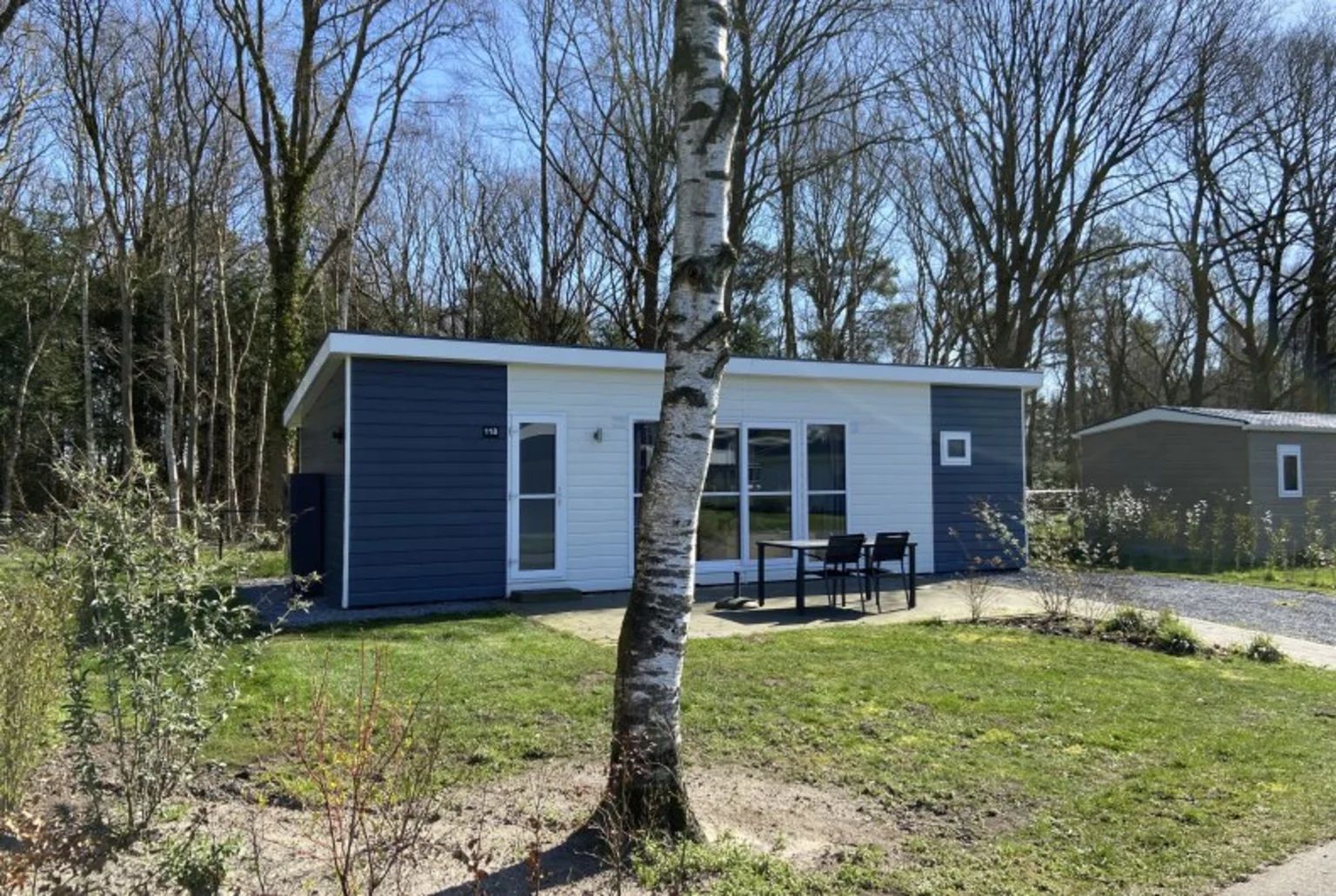 Freistehendes Haus in Bovenkarspel, Nordholland, mit einer sonnigen Terrasse und umgeben von Natur an der Kste des IJsselmeers.