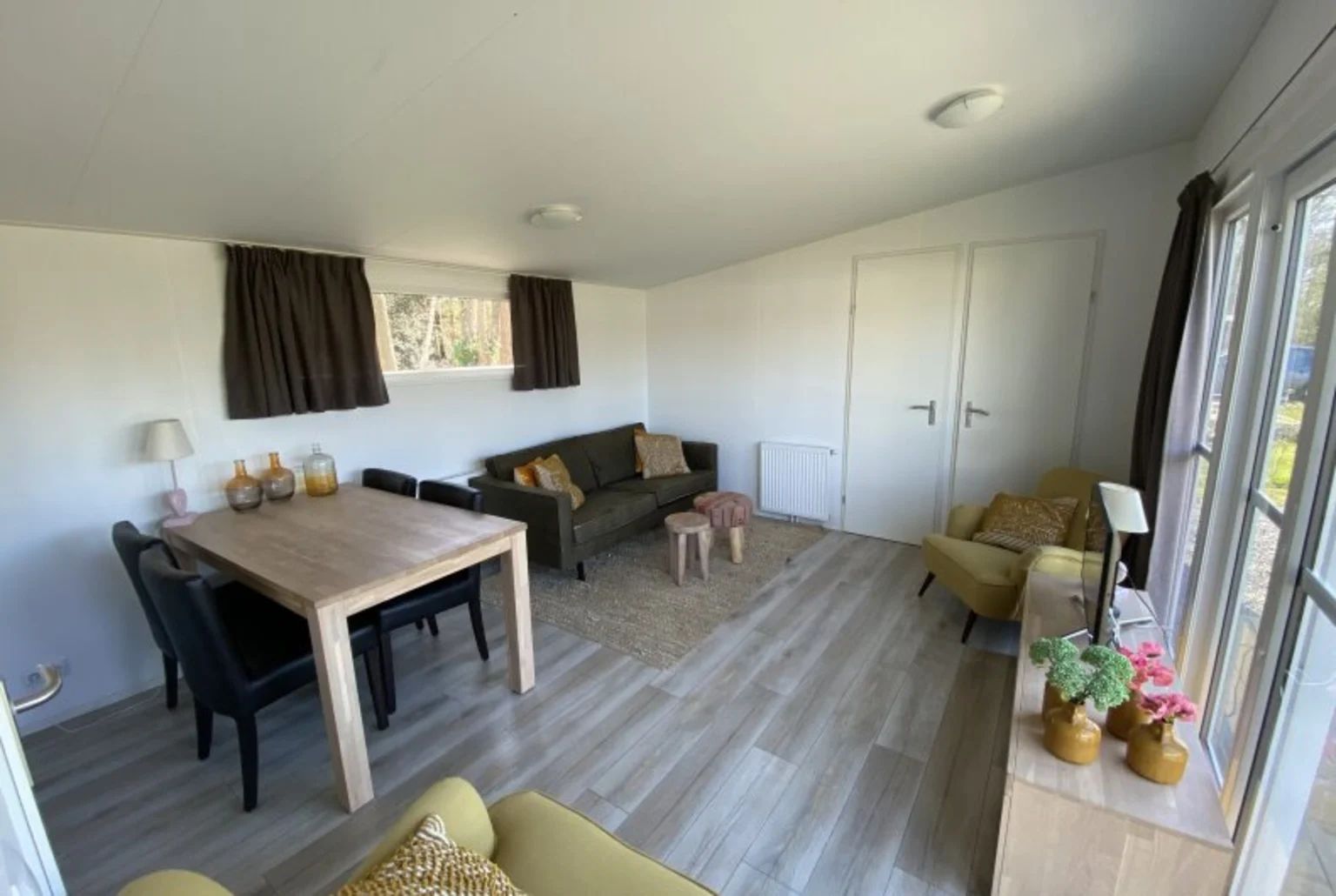 Gemtliches Wohnzimmer eines freistehenden Hauses in Bovenkarspel, Ferienhaus an der Kste des IJsselmeers, Nordholland, mit komfortabler Sitzecke.