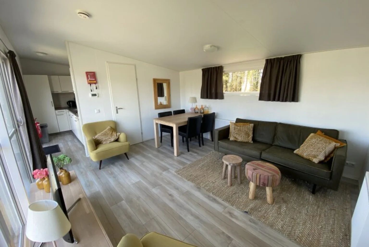 Gemtlicher Innenbereich des freistehenden Hauses in Bovenkarspel, Ferienhaus an der IJsselmeerkste in Nordholland, mit moderner Einrichtung.